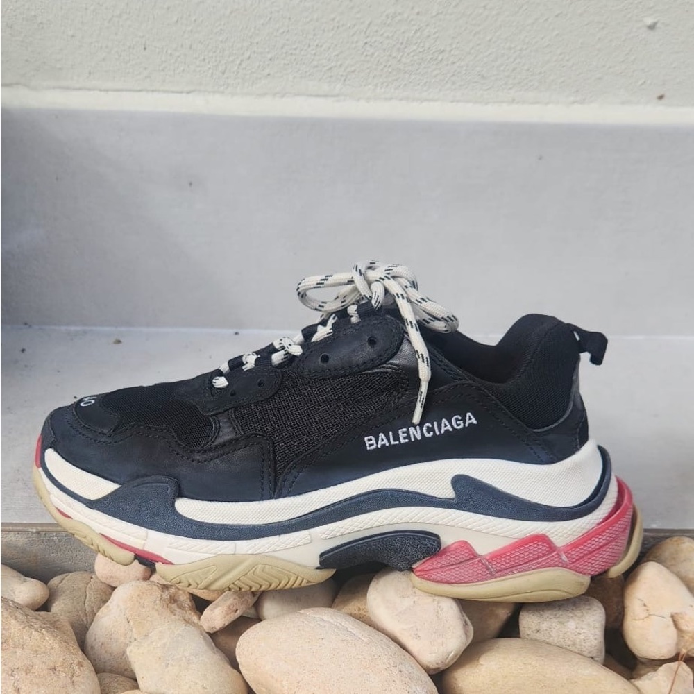 MEN'S TRIPLE S SNEAKER IN BLACK.